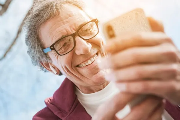 Senhor realizando consulta de telemedicina
