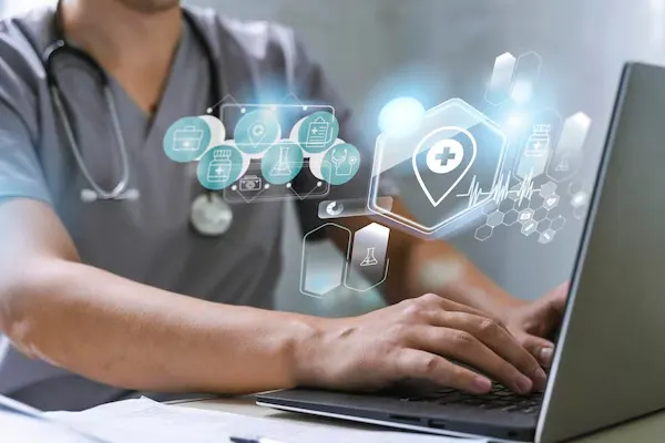 Médico realizando um encaminhamento com vários ícones flutuando a sua frente